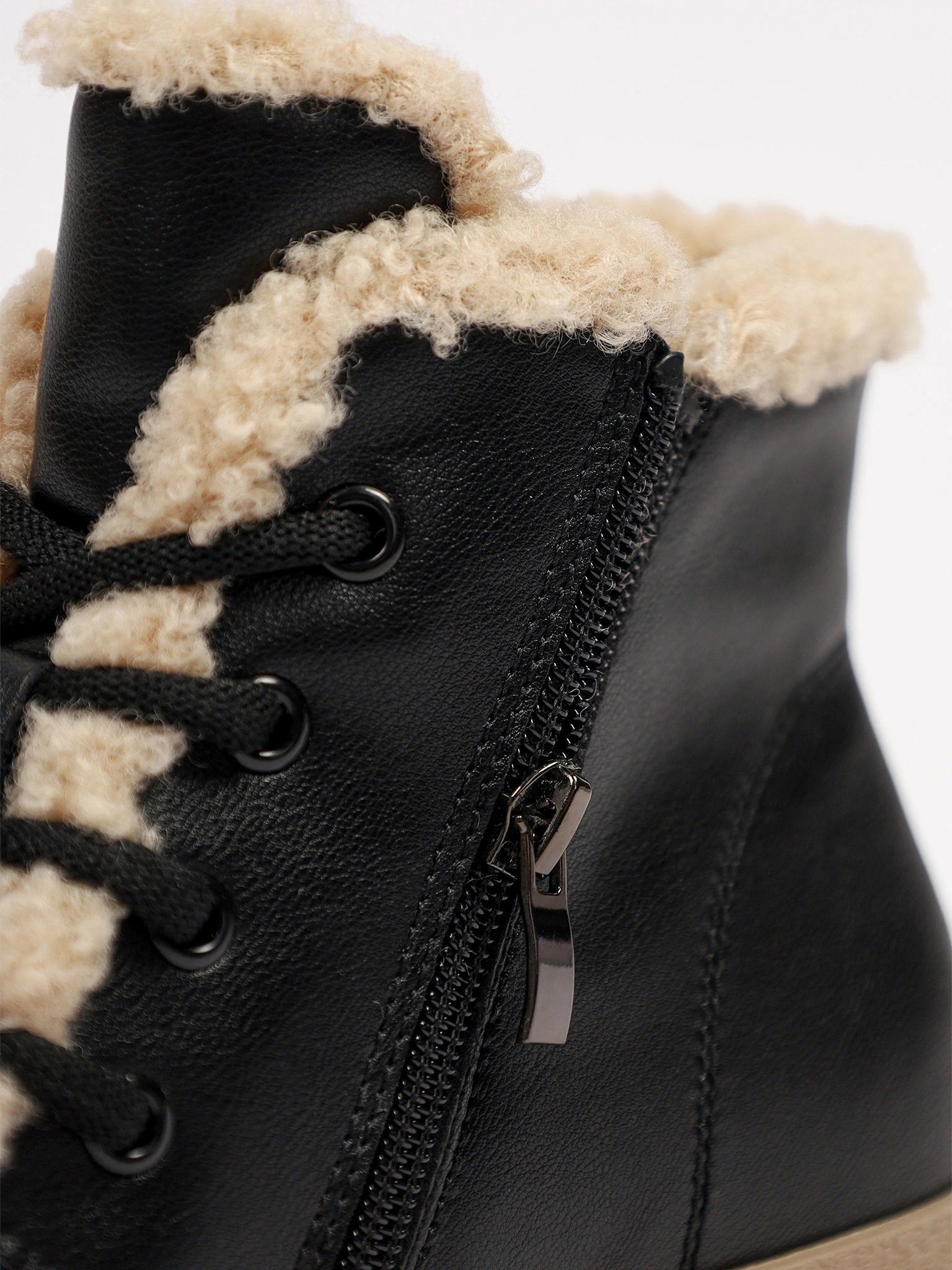 Ботинки черного цвета на контрастной платформе с меховой отделкой